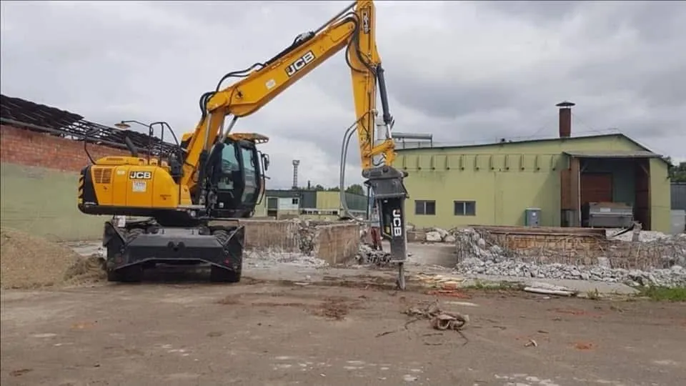 JCB kerekes kotró bontókalapáccsal bontás közben